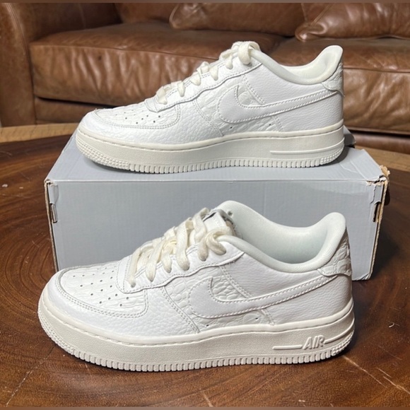 28: Nike Air Force 1 LV8 discontinued (Size: 4Y) - Picture 1 of 8